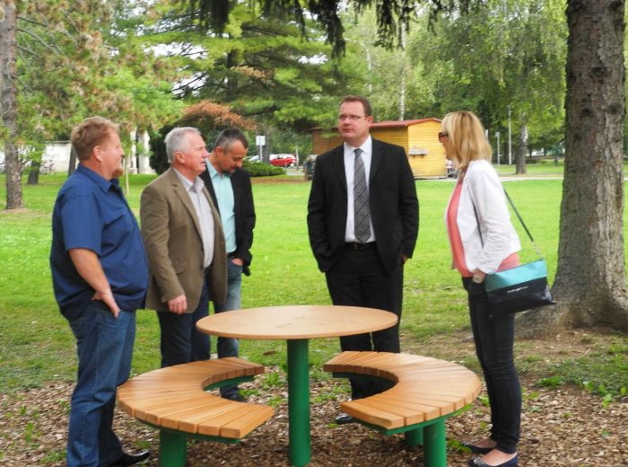 otvoren park kod groblja otvoren park kod groblja
