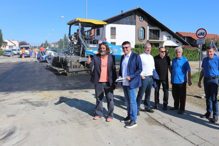 Ivan Čehok, Željko Bunić, Zlatan Avar, Robert Gotić nadgledaju završetak radova u Zagrebačkoj ulici